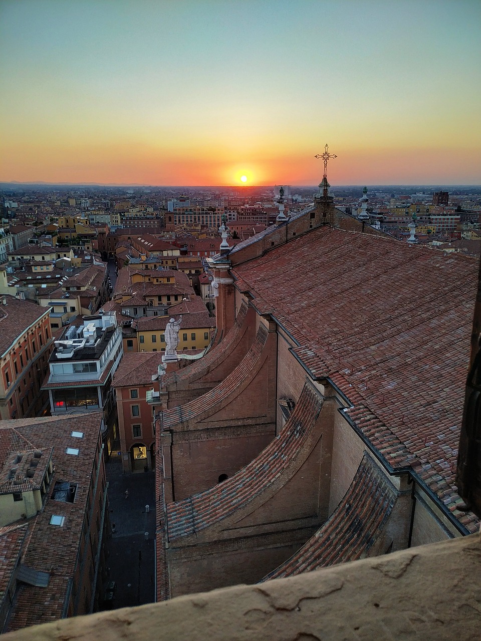 Esplorando Bologna: Arte, Cibo e Motori